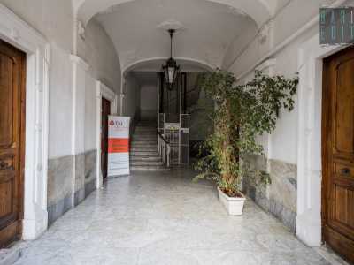 Non ci resta ora che entrare. Superato il portale ci ritroviamo in un contenuto androne intonacato di bianco...